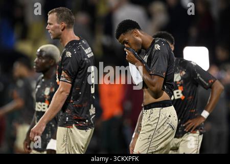 DEVENTER - (l-r) Henk Veerman vom FC Volendam und Xavier Mbuyamba vom FC Volendam sehen beim niederländischen Eredivisie-Spiel zwischen Go Ahead Eagles und FC Volendam am 13. September 2025 in de Adelaarshorst in Deventer, Niederlande, enttäuscht aus. ANP GERRIT VAN KEULEN Stockfoto