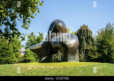 Schafstück, monumentale Bronzeskulptur des britischen Künstlers Henry Moore auf dem Seefeldquai am Zürichsee, Wahrzeichen im Freien in Zürich, Schweiz Stockfoto