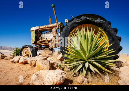 Verlassener Traktor in der Nähe von Solitaire in Namibia Stockfoto