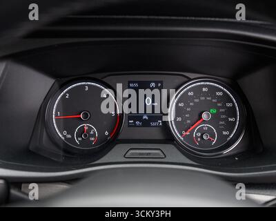 Das Armaturenbrett eines Fahrzeugs zeigt den Tachometer an. Der Tachometer ist rot und schwarz Stockfoto