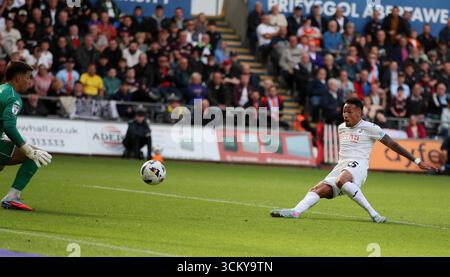 Swansea, Großbritannien. September 2025. Ronald aus Swansea City erzielt seinen Teams das 2. Tor. EFL Skybet Meisterschaftsspiel, Swansea City gegen Hull City im Stadion Swansea.com in Swansea, Wales am Samstag, den 13. September 2025. Dieses Bild darf nur für redaktionelle Zwecke verwendet werden. Nur redaktionelle Verwendung, Bild von Andrew Orchard/Alamy Live News Stockfoto