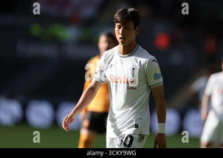 Swansea, Großbritannien. September 2025. Jisung EOM von Swansea City sieht zu. EFL Skybet Meisterschaftsspiel, Swansea City gegen Hull City im Stadion Swansea.com in Swansea, Wales am Samstag, den 13. September 2025. Dieses Bild darf nur für redaktionelle Zwecke verwendet werden. Nur redaktionelle Verwendung, Bild von Andrew Orchard/Alamy Live News Stockfoto