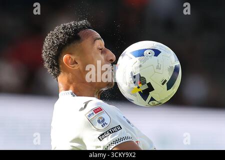 Swansea, Großbritannien. September 2025. Adam Idah aus Swansea City in Aktion. EFL Skybet Meisterschaftsspiel, Swansea City gegen Hull City im Stadion Swansea.com in Swansea, Wales am Samstag, den 13. September 2025. Dieses Bild darf nur für redaktionelle Zwecke verwendet werden. Nur redaktionelle Verwendung, Bild von Andrew Orchard/Alamy Live News Stockfoto