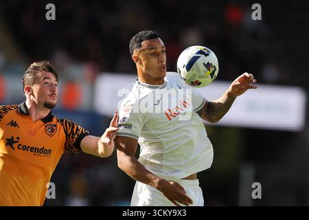 Swansea, Großbritannien. September 2025. Adam Idah aus Swansea City in Aktion. EFL Skybet Meisterschaftsspiel, Swansea City gegen Hull City im Stadion Swansea.com in Swansea, Wales am Samstag, den 13. September 2025. Dieses Bild darf nur für redaktionelle Zwecke verwendet werden. Nur redaktionelle Verwendung, Bild von Andrew Orchard/Alamy Live News Stockfoto