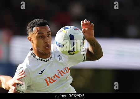 Swansea, Großbritannien. September 2025. Adam Idah aus Swansea City in Aktion. EFL Skybet Meisterschaftsspiel, Swansea City gegen Hull City im Stadion Swansea.com in Swansea, Wales am Samstag, den 13. September 2025. Dieses Bild darf nur für redaktionelle Zwecke verwendet werden. Nur redaktionelle Verwendung, Bild von Andrew Orchard/Alamy Live News Stockfoto