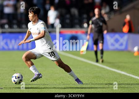 Swansea, Großbritannien. September 2025. Jisung EOM von Swansea City in Aktion. EFL Skybet Meisterschaftsspiel, Swansea City gegen Hull City im Stadion Swansea.com in Swansea, Wales am Samstag, den 13. September 2025. Dieses Bild darf nur für redaktionelle Zwecke verwendet werden. Nur redaktionelle Verwendung, Bild von Andrew Orchard/Alamy Live News Stockfoto