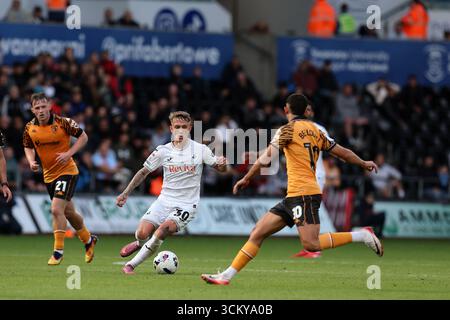 Swansea, Großbritannien. September 2025. Ethan Galbraith aus Swansea City (30) in Aktion. EFL Skybet Meisterschaftsspiel, Swansea City gegen Hull City im Stadion Swansea.com in Swansea, Wales am Samstag, den 13. September 2025. Dieses Bild darf nur für redaktionelle Zwecke verwendet werden. Nur redaktionelle Verwendung, Bild von Andrew Orchard/Alamy Live News Stockfoto