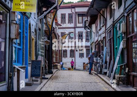 Eine enge Marktstraße mit traditionellen osmanischen Häusern, lokalen Geschäften und Fußgängern in der historischen Stadt Mudurnu, Bolu, Türkei – 9. September Stockfoto