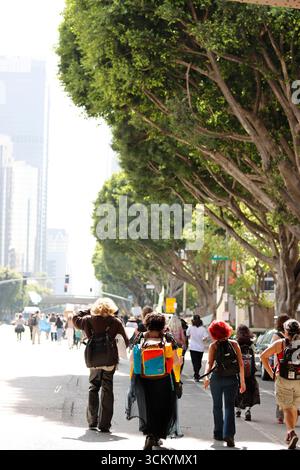 Teilnehmer des Global Climate Strike march in Los Angeles am Freitag, 25. März 2022, auf der Straße in der Innenstadt von Los Angeles. Stockfoto