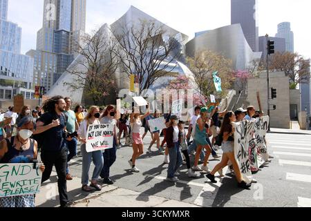 Teilnehmer des Global Climate Strike march in Los Angeles am Freitag, 25. März 2022, auf der Straße in der Innenstadt von Los Angeles. Stockfoto