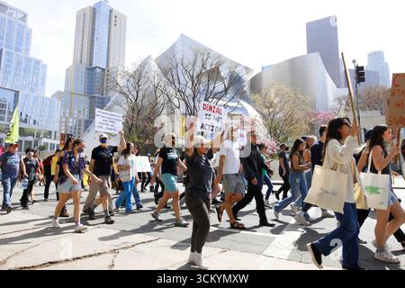 Teilnehmer des Global Climate Strike march in Los Angeles am Freitag, 25. März 2022, auf der Straße in der Innenstadt von Los Angeles. Stockfoto