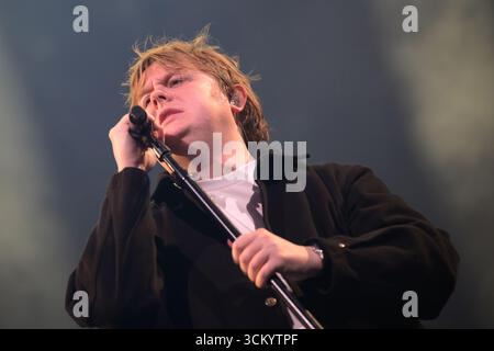 Glasgow, Großbritannien. September 2025. Lewis Capaldi hat live auf der Bühne im OVO Hydro gesehen nach einer zweijährigen Pause kehrt Lewis Capaldi in die Musikszene zurück und spielt im OVO Hydro in Glasgow. Credit: SOPA Images Limited/Alamy Live News Stockfoto