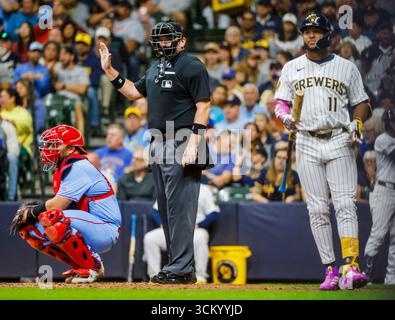 Milwaukee, Usa. September 2025. Der Titelverteidiger Chris Conroy meldet eine Zeitüberschreitung, als der Außenseiter der Milwaukee Brewers Jackson Chourio (R) am Samstag, den 13. September 2025, im dritten Inning des MBL-Spiels zwischen den St. Louis Cardinals und den Milwaukee Brewers auf dem American Family Field in Milwaukee, Wisconsin, schlägt. Foto: Tannen Maury/UPI Credit: UPI/Alamy Live News Stockfoto
