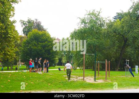 Mailand, Italien. September 2025. Mailand (Italien), 13. September 2025 - Wetter/Parco Sempione - es war ein sehr heißer Tag in Mailand, und viele Mailänder und Touristen nutzten die Gelegenheit, den Parco Sempione zu besuchen. Der Sempione Park, der sich neben dem Schloss Sforza befindet, ist eine großartige Option für einen Tag in Mailand, wenn Sie sich zwischen den Besuchen dieser belebten Stadt entspannen möchten. Der Park ist sehr angenehm, zentral gelegen, und im Sommer ist er voller Besucher, die den Rasen genießen, um Freunde zu treffen und ein Picknick zu machen. Mit über 47 Hektar ist der Park einer der größten Grünflächen der Stadt, eine perfekte Umgebung für Stockfoto