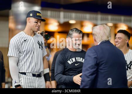 Präsident Donald Trump begrüßt Spieler der New York Yankees im Clubhaus nach dem Tribute-Spiel 9/11. New York City, 11. September 2025. Bild mit freundlicher Genehmigung des Weißen Hauses. Stockfoto