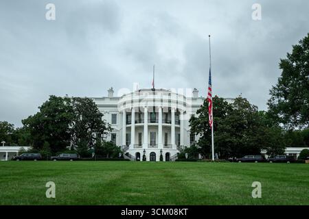 Das Weiße Haus mit US-Flagge bei Halbstab in Washington, D.C., 10. September 2025, zu Ehren des Todes von Charlie Kirk. Stockfoto