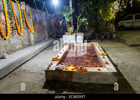 heiliger Teich bereit für Chhath Puja Feier im Freien Stockfoto