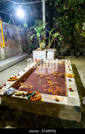 heiliger Teich bereit für Chhath Puja Feier im Freien Stockfoto