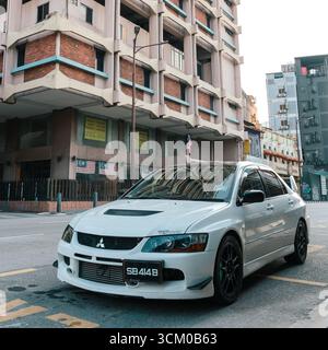 Weißer Mitsubishi Evo 9 auf einer städtischen Straße Stockfoto