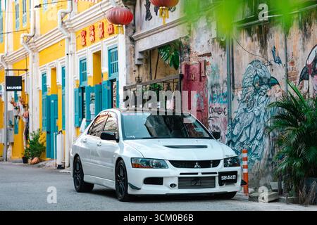 Weißer Mitsubishi Evo 9 auf einer städtischen Straße Stockfoto