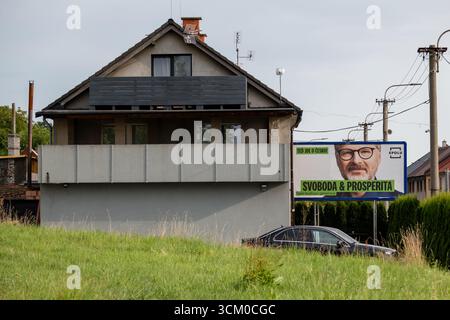 Prag, Tschechische Republik. August 2025. Ein Wahlplakat für den tschechischen Premierminister Petr Fiala von der Koalition SPOLU, das auf der Zlin-Straße zu sehen ist. Die Parlamentswahlen finden am 3. Und 4. Oktober 2025 statt. (Credit Image: © Tomas Tkacik/SOPA images via ZUMA Press Wire) NUR REDAKTIONELLE VERWENDUNG! Nicht für kommerzielle ZWECKE! Stockfoto