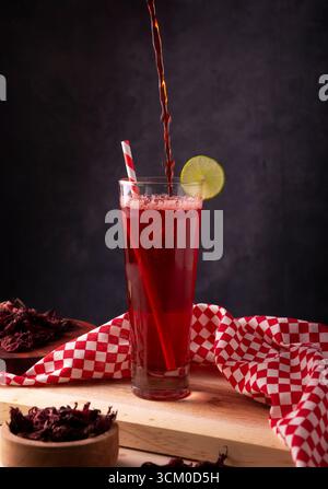 Hibiscus-Kühler. In Mexiko, bekannt als Agua de Jamaica, ist ein Aufguss aus der Hibiskusblüte (Hibiscus sabdariffa), die mehrere haben soll Stockfoto