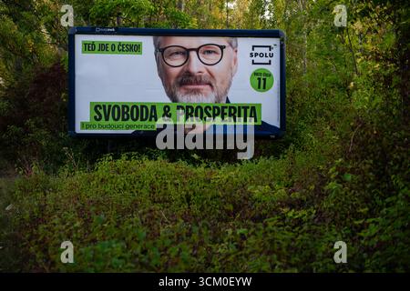 Prag, Tschechische Republik. 31. August 2025. Ein Wahlplakat für den tschechischen Premierminister Petr Fiala von der Koalition SPOLU gesehen. Die Parlamentswahlen finden am 3. Und 4. Oktober 2025 statt. (Foto: Tomas Tkacik/SOPA Images/SIPA USA) Credit: SIPA USA/Alamy Live News Stockfoto