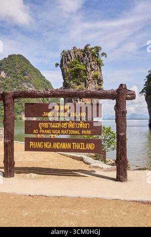PHUKET, THAILAND - 12. NOVEMBER 2017: Schild auf der Insel James Bond im ao phang nga Nationalpark mit malerischem Meerblick und Kalksteinklippen. Stockfoto