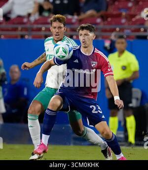 Frisco, Texas, USA. September 2025. Austin FC-Verteidiger GUILHERME BIRO (29) spielt gegen den FC Dallas Forward LOGAN FARRINGTON (23) während eines Major League Soccer Matches zwischen dem FC Dallas und Austin FC am 13. September 2025 in Frisco, Texas. Der FC Dallas gewann mit 2:0. (Kreditbild: © Scott Coleman/ZUMA Press Wire) NUR REDAKTIONELLE VERWENDUNG! Nicht für kommerzielle ZWECKE! Stockfoto