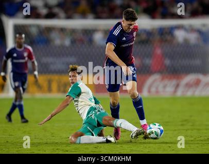 Frisco, Texas, USA. September 2025. Austin FC-Verteidiger GUILHERME BIRO (29) macht einen Gleitschlag gegen den FC Dallas Forward LOGAN FARRINGTON (23) während eines Major League Soccer Matches zwischen dem FC Dallas und Austin FC am 13. September 2025 in Frisco, Texas. Der FC Dallas gewann mit 2:0. (Kreditbild: © Scott Coleman/ZUMA Press Wire) NUR REDAKTIONELLE VERWENDUNG! Nicht für kommerzielle ZWECKE! Stockfoto