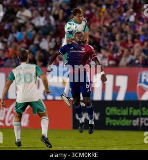 Frisco, Texas, USA. September 2025. Der Verteidiger GUILHERME BIRO (29) von Austin FC springt am 13. September 2025 in Frisco, Texas, über den Mittelfeldspieler PATRICKSON DELGADO (6) gegen den FC Dallas. Der FC Dallas gewann mit 2:0. (Kreditbild: © Scott Coleman/ZUMA Press Wire) NUR REDAKTIONELLE VERWENDUNG! Nicht für kommerzielle ZWECKE! Stockfoto
