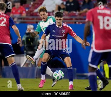 Frisco, Texas, USA. September 2025. Austin FC-Verteidiger GUILHERME BIRO (29) spielt gegen den FC Dallas Forward LOGAN FARRINGTON (23) während eines Major League Soccer Matches zwischen dem FC Dallas und Austin FC am 13. September 2025 in Frisco, Texas. Der FC Dallas gewann mit 2:0. (Kreditbild: © Scott Coleman/ZUMA Press Wire) NUR REDAKTIONELLE VERWENDUNG! Nicht für kommerzielle ZWECKE! Stockfoto