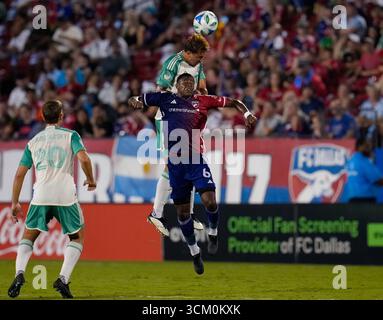 Frisco, Texas, USA. September 2025. Der Verteidiger GUILHERME BIRO (29) von Austin FC springt am 13. September 2025 in Frisco, Texas, über den Mittelfeldspieler PATRICKSON DELGADO (6) gegen den FC Dallas. Der FC Dallas gewann mit 2:0. (Kreditbild: © Scott Coleman/ZUMA Press Wire) NUR REDAKTIONELLE VERWENDUNG! Nicht für kommerzielle ZWECKE! Stockfoto