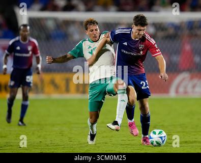 Frisco, Texas, USA. September 2025. Austin FC-Verteidiger GUILHERME BIRO (29) spielt gegen den FC Dallas Forward LOGAN FARRINGTON (23) während eines Major League Soccer Matches zwischen dem FC Dallas und Austin FC am 13. September 2025 in Frisco, Texas. Der FC Dallas gewann mit 2:0. (Kreditbild: © Scott Coleman/ZUMA Press Wire) NUR REDAKTIONELLE VERWENDUNG! Nicht für kommerzielle ZWECKE! Stockfoto