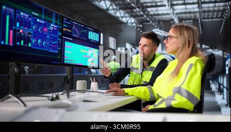 Weibliche Ingenieurin Mit Scada-System Für Den Betrieb Der Ölraffinerie Stockfoto
