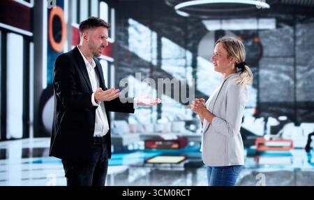 Concierge Und Manager Streiten Sich Im Luxury Hotel Während Eines Konflikts. Stockfoto