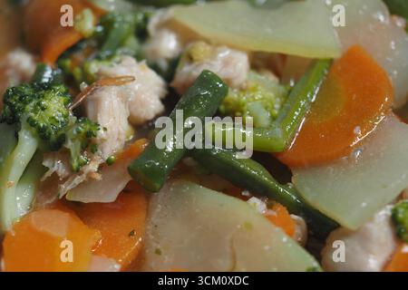 Lebendiges Hühnchen und Gemüsebraten Stockfoto