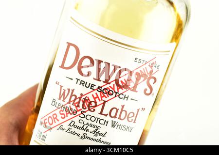 13-09-2025 Neu-Delhi, Indien: Dewar's Whiskey mit Verkauf auf Haryana Label auf weißem Hintergrund Stockfoto