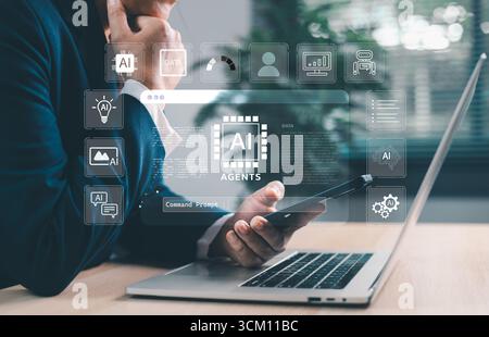 Geschäftsmann mit Laptop und Smartphone mit holografischer Oberfläche für KI-Agenten. Künstliche Intelligenz für Automatisierung, Chatbots, Datenanalyse und DIG Stockfoto