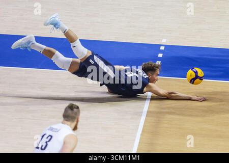 Quezon City, Philippinen. September 2025. Voitto Koykka aus Finnland versucht, den Ball während des Pool C-Spiels zwischen Finnland und Argentinien bei der FIVB Männer-Weltmeisterschaft 2025 in Quezon City, den Philippinen, am 14. September 2025 zu retten. Quelle: Rouelle Umali/Xinhua/Alamy Live News Stockfoto