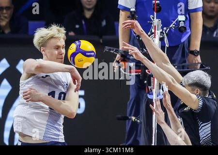 Quezon City, Philippinen. September 2025. Luka Marttila (L) aus Finnland tritt beim Pool C Spiel zwischen Finnland und Argentinien an der FIVB Männer-Weltmeisterschaft 2025 in Quezon City, Philippinen, am 14. September 2025 an. Quelle: Rouelle Umali/Xinhua/Alamy Live News Stockfoto