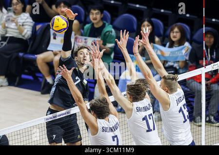 Quezon City, Philippinen. September 2025. Luciano Palonsky (L) aus Argentinien spitzt den Ball während des Pool C-Spiels zwischen Finnland und Argentinien bei der FIVB Männer-Weltmeisterschaft 2025 in Quezon City, den Philippinen, 14. September 2025. Quelle: Rouelle Umali/Xinhua/Alamy Live News Stockfoto