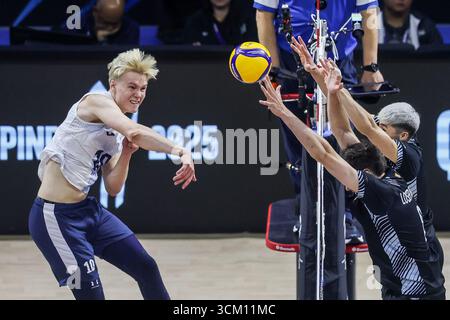 Quezon City, Philippinen. September 2025. Luka Marttila (L) aus Finnland spitzt den Ball während des Pool C-Spiels zwischen Finnland und Argentinien bei der FIVB Männer-Weltmeisterschaft 2025 in Quezon City, den Philippinen, 14. September 2025. Quelle: Rouelle Umali/Xinhua/Alamy Live News Stockfoto