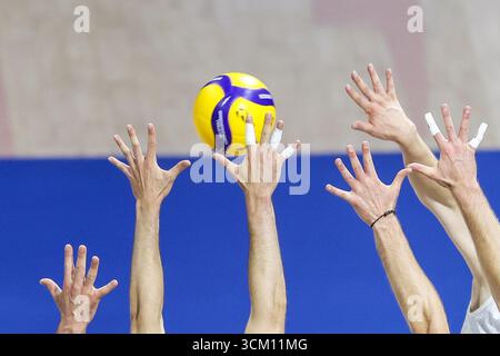 Quezon City, Philippinen. September 2025. Die Spieler treten während des Pool C-Spiels zwischen Finnland und Argentinien an der FIVB Männer-Weltmeisterschaft 2025 in Quezon City, Philippinen, am 14. September 2025 an. Quelle: Rouelle Umali/Xinhua/Alamy Live News Stockfoto