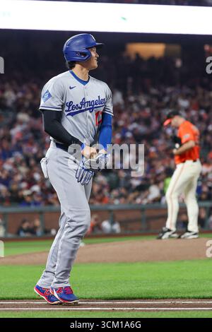 San Francisco, Kalifornien, USA. September 2025. Los angeles dodgers SHOHEI OHTANI lächelt nach seinem zweiten absichtlichen Spaziergang in Folge während des Spiels gegen die San francisco Riesen im Oracle Park. (Kreditbild: © Yichin Hou/ZUMA Press Wire) NUR REDAKTIONELLE VERWENDUNG! Nicht für kommerzielle ZWECKE! Stockfoto