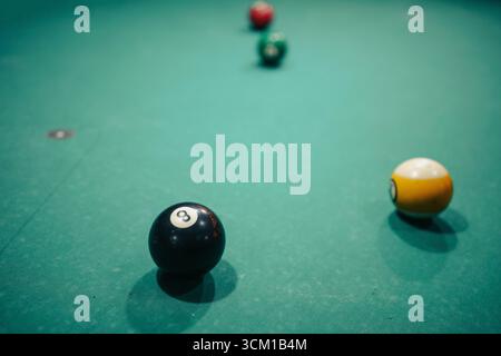 Billard in einem Nachtpub spielen, Details zum Tisch und Bälle. Stockfoto