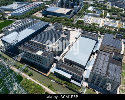 Luftaufnahme der auf dem Dach des Gebäudes installierten Solarpaneele Stockfoto