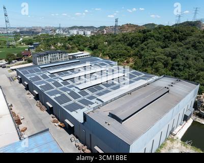 Luftaufnahme der auf dem Dach des Gebäudes installierten Solarpaneele Stockfoto