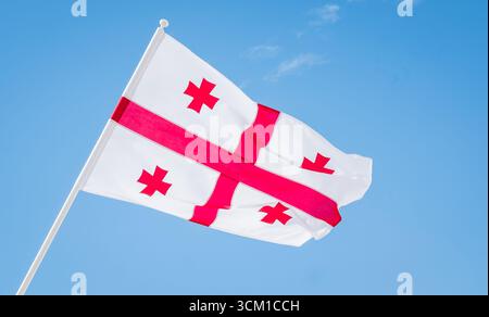 Die Nationalflagge von Georgien mit dem roten Kreuz von St. George. Stockfoto