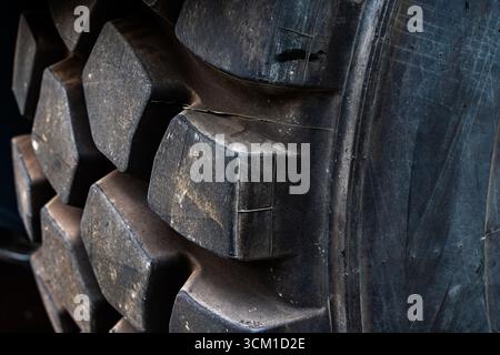 Nahaufnahme. Reifenprofil für Traktor oder Kipplaster. Räder für große Maschinen. Hochwertige Fotos Stockfoto